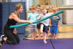 boy in de pere tumbling class