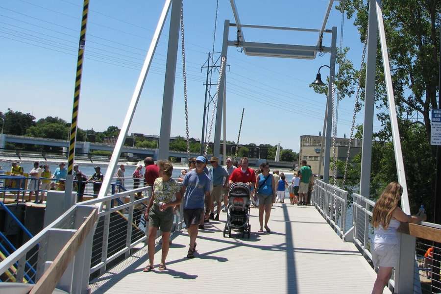 riverwalk crowd